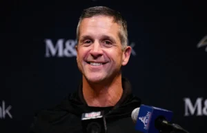 John Harbaugh agradece aos Ravens durante a apresentação dos Giants e diz que espera vencer no Dia 1: ‘Eu queria esse trabalho’