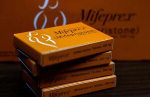 Elefantes lotam a sala enquanto o aborto químico é ouvido no Senado