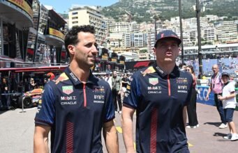 Daniel Ricciardo faz aparição na Red Bull enquanto Max Verstappen e Arvid Lindblad enfrentam desafios divertidos