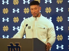 O técnico de futebol da Notre Dame, Marcus Freeman, diz que sua família foi ‘arrastada pela lama’ enquanto ele quebra o silêncio sobre a alegação de bateria