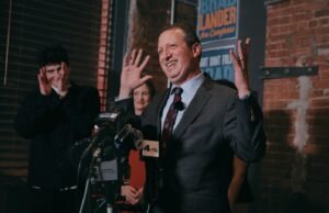 Dan Goldman votou a favor do Partido Trabalhista. O UAW ainda está escolhendo Brad Lander.