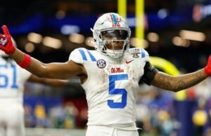 Os árbitros perdem a máscara óbvia contra a Geórgia durante o lance importante de Ole Miss no Sugar Bowl