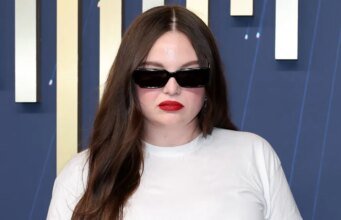 A estrela de ‘Hacks’ Meg Stalter exclui o TikTok após reivindicar que nova propriedade nos EUA está bloqueando vídeos sobre o ICE; Plataforma afirma que a interrupção é devido a queda de energia