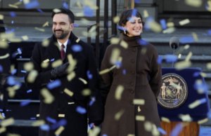 Botões de frio, confusão e ‘resistência’: no chão na inauguração de Mamdani