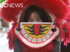 Crianças de Vancouver aprendem a arte da dança tradicional do leão chinês antes do Ano Novo Lunar