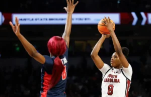 Edwards e Okot lideram o 3º lugar da Carolina do Sul, derrotando por 85-48 o 17º Ole Miss e dividindo o título da SEC