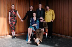 Clipe de ‘Rosebush Pruning’: assista Jamie Bell, Elle Fanning, Riley Keough e Callum Turner na sátira familiar de Karim Aїnouz em Berlim