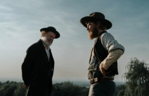 Crítica de ‘Uma oração pelos moribundos’: Johnny Flynn e John C. Reilly ancoram um faroeste impressionantemente severo do fim dos dias