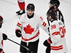 Nick Suzuki no centro de um trio defensivo: veja os trios do Canadá no treinamento do mardi matin na previsão dos quartos de final
