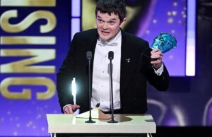 Deputados do Reino Unido exigem respostas do chefe da BBC, Tim Davie, sobre calúnia com N-Word do BAFTA Awards, apesar do atraso na transmissão