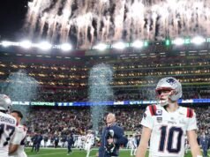 Um momento de desconforto para Drake Maye na conferência de pós-jogo