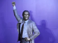 Lakers homenageiam Pat Riley com estátua ao lado de Magic Johnson, Kareem Abdul-Jabbar, cerimônia do intervalo no jogo do Celtics