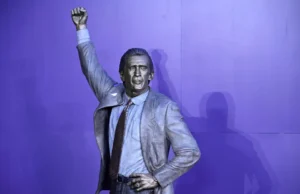 Lakers homenageiam Pat Riley com estátua ao lado de Magic Johnson, Kareem Abdul-Jabbar, cerimônia do intervalo no jogo do Celtics