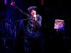O show off-Broadway ‘Silver Manhattan’ de Jesse Malin conta a história de seu retorno de um derrame devastador, emoldurado como uma carta de amor a Nova York e Rock and Roll: Theatre Review