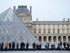 Polícia na França detém 9 pessoas em suspeita de esquema massivo de fraude de ingressos no Louvre