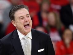 Rick Pitino se torna viral por momento estranho de luta durante a vitória de St.
