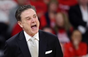Rick Pitino se torna viral por momento estranho de luta durante a vitória de St.