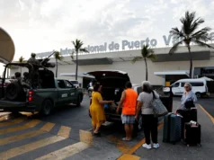 Viajantes canadenses com viagens planejadas ao México avaliando se devem ou não ficar em casa