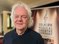 A estrela do heavy metal retornando aos palcos com seu grupo de teatro local