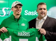 Edinboro Fighting Scots homenageando os ex-alunos do Saskatchewan Roughriders Trevor Harris, Jeremy O’Day