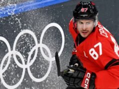 Sidney Crosby e está no meio de um belo gesto em todo o jardim da França