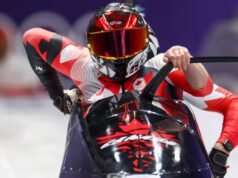 «Envoyer des rondelles profondément» et «aller devant le filet»: deux bobeurs canadiens se moquent des hoceyeurs dans une entrevue hilarante