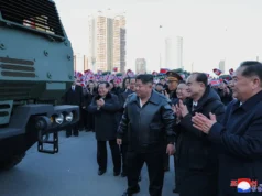 Kim Jong Un é visto dirigindo um lançador de foguetes antes do maior evento político da Coreia do Norte