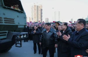 Kim Jong Un é visto dirigindo um lançador de foguetes antes do maior evento político da Coreia do Norte