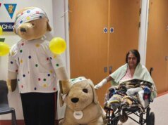 Mulher perde membros após lambida de cachorro inocente