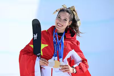 Eileen Gu, a «princesa dos neiges», remporte l’or à la demi-lune, sa troisième médaille de ces Jeux olympiques
