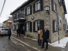 O PM Carney encontra-se com o ex-parlamentar liberal em Terrebonne após a Suprema Corte anular a eleição