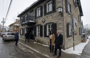 O PM Carney encontra-se com o ex-parlamentar liberal em Terrebonne após a Suprema Corte anular a eleição