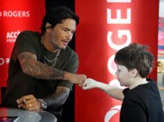 José Théodore sauda a performance de Hellebuyck