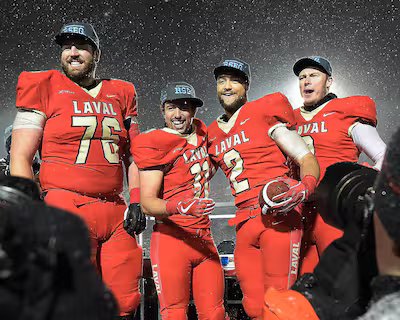 Adam Auclair acroche suas espadas