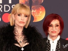 Sharon e Kelly Osbourne recebem o prêmio BRIT pelo conjunto de sua obra em nome de Ozzy Osbourne