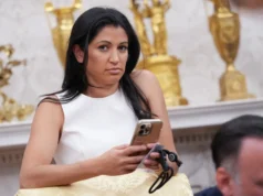 Usuários de mídia social zombam de Katie Miller por falha gramatical em postagem sobre educação