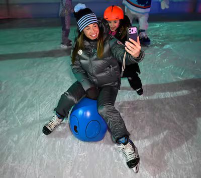 A tripla medalha Valérie Maltais aprisionou o tempo de patinagem com jovens partidários em Quebec