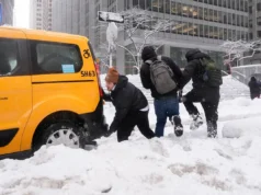 O mais recente: Tempestade de neve no Nordeste obriga milhões a ficar em casa, interrompe voos e fecha escolas