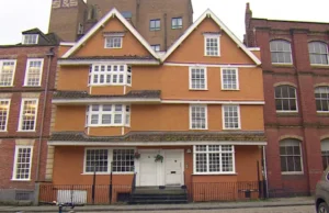 Funcionária de creche é culpada de estuprar crianças