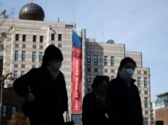 Coreia do Sul pede à embaixada russa que remova a bandeira da “vitória” à medida que o aniversário da guerra na Ucrânia se aproxima