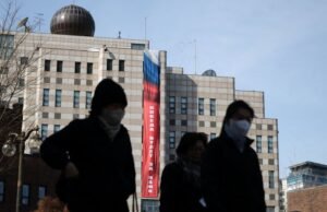 Coreia do Sul pede à embaixada russa que remova a bandeira da “vitória” à medida que o aniversário da guerra na Ucrânia se aproxima