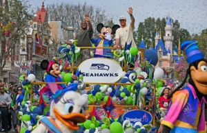 As estrelas dos Seahawks, Sam Darnold e Kenneth Walker III, comemoram sua vitória no Super Bowl com um giro no Mad Tea Party Ride da Disneylândia