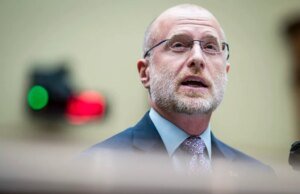 O presidente da FCC de Trump deseja que as redes veiculem conteúdo nacionalista e prometam lealdade para o grande aniversário da América