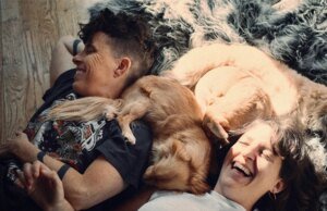 Tig Notaro sobre dormir durante as indicações ao Oscar: ‘Com meus tubos de máquina CPAP saindo da minha cabeça’ e homenagear sua amiga em ‘Come See Me in the Good Light’