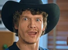 Connor Storrie de ‘Heated Rivalry’ mostra seus sotaques na hilariante promoção ‘SNL’ antes da hospedagem