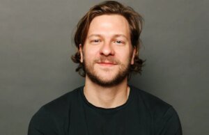 O escritor de ‘Nice Indian Boy’ Eric Randall assina com Paradigm (EXCLUSIVO)