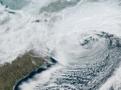 A histórica nevasca da costa leste interrompe a energia de centenas de milhares de pessoas – e ainda não acabou