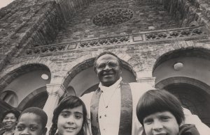 O diretor de ‘Tutu’, Sam Pollard, sobre o arcebispo que ajudou a acabar com o apartheid e o que Tutu pensaria das alegações de Trump sobre o “genocídio” sul-africano branco – Berlim