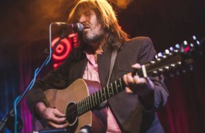 O cantor do Lemonheads, Evan Dando, hospitalizado por problemas de saúde mental, depois que um fã postou um relato de recebimento de vídeo sexual não solicitado
