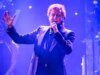 Barry Manilow revela ordens ‘muito deprimentes’ do cirurgião para adiar mais shows e prolongar o tempo de recuperação após o tratamento do câncer